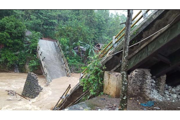 Diterjang Banjir Bandang,...