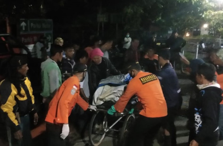 Perahu Dihantam Ombak,...