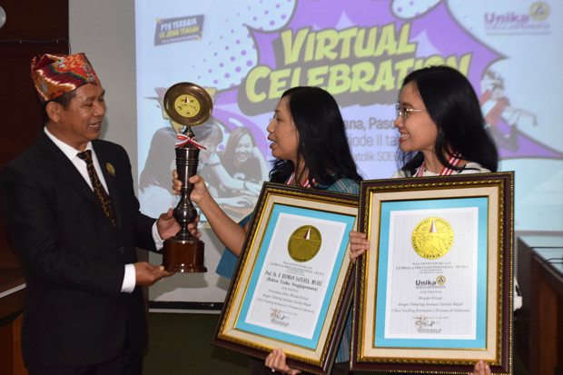 Wisuda Daring ala Unika...