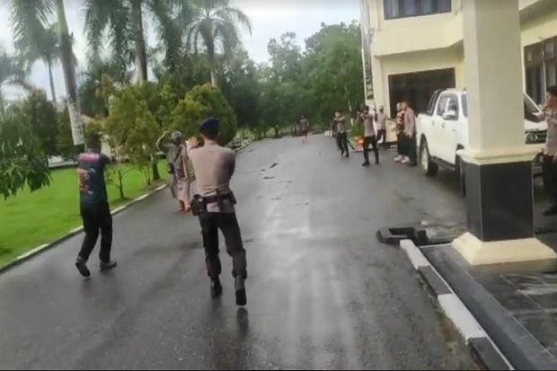 Paksa Masuk ke Mako...