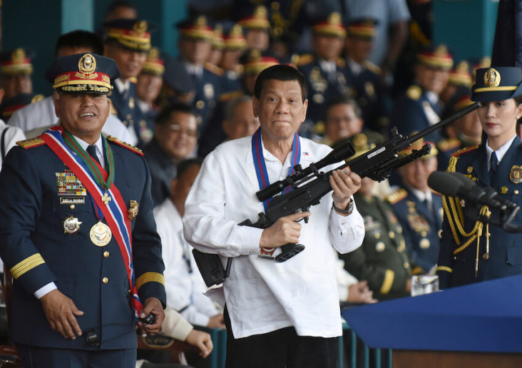 Aksi Koboi Duterte Berantas...