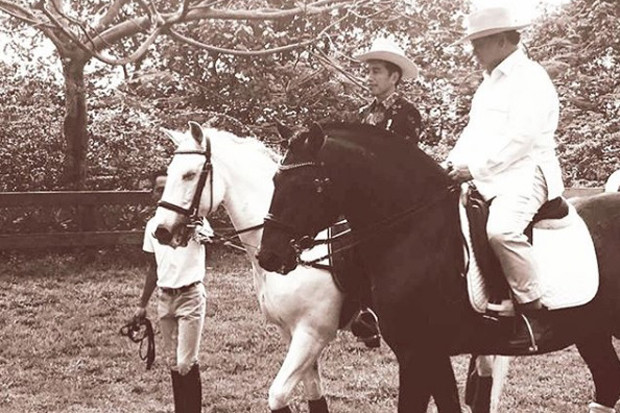 Prabowo Posting Foto...