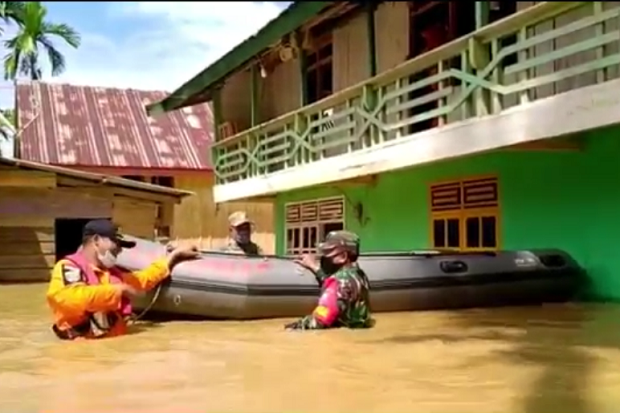 Berjibaku dengan Banjir,...