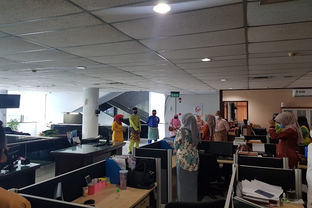 Belasan Karyawan Tertular...