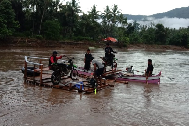 Jembatan Putus Diterjang...