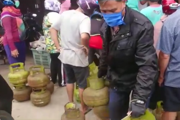 Warga Pontianak Berdesakan...