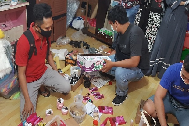 Grebek Rumah Perempuan,...