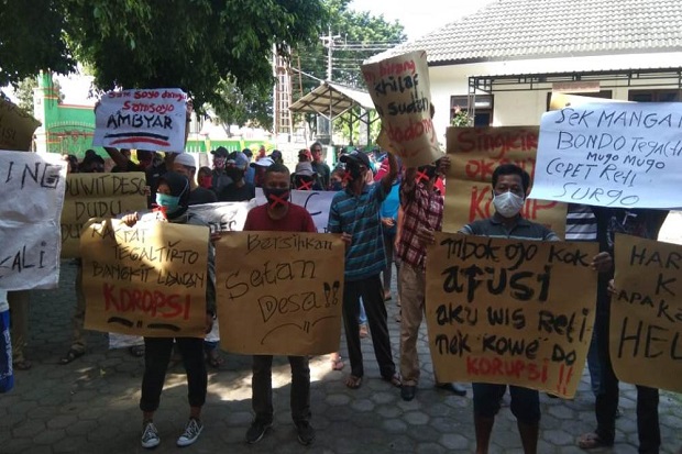 Warga Tegaltirto Tuntut...