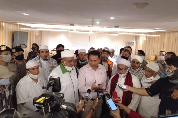 Pimpinan DPR Janji Setop...