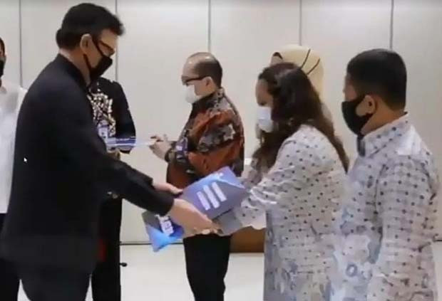 Menteri PANRB Serahkan...