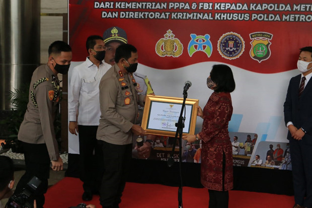 Menteri PPPA dan FBI...