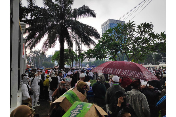 Diguyur Hujan, Massa...