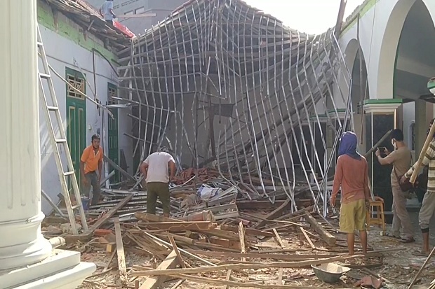 Atap Masjid Berusia...