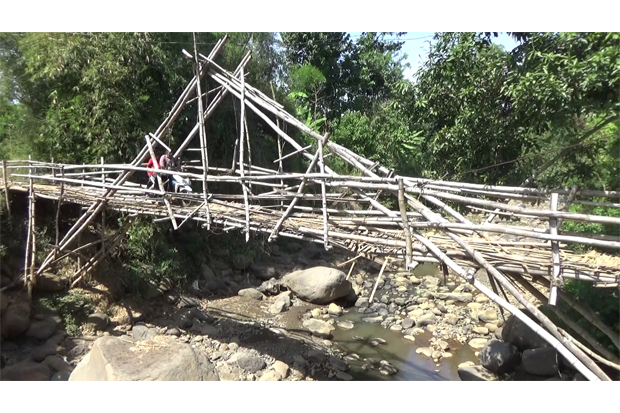 Jembatan Penghubung...