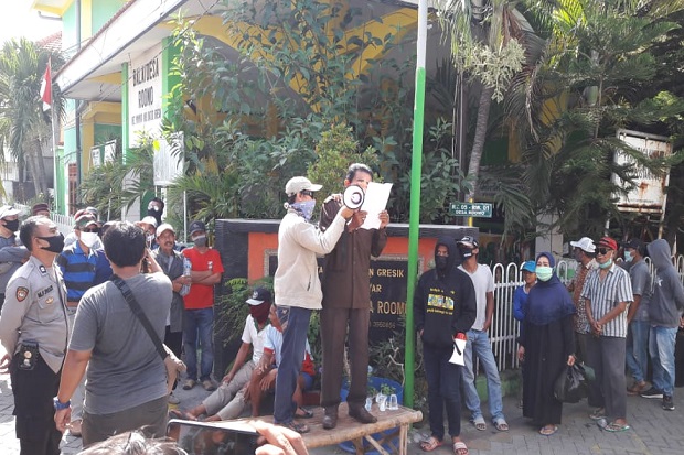 Warga Roomo Gresik Demo...