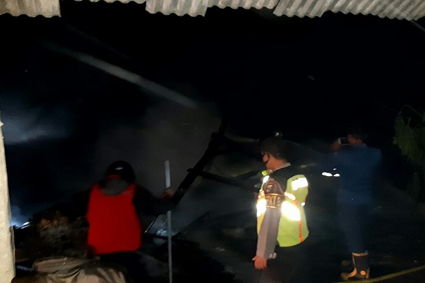 Rumah di Blitar Terbakar,...