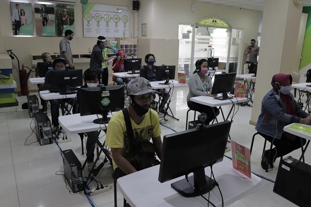 Ratusan Korban PHK Datangi...