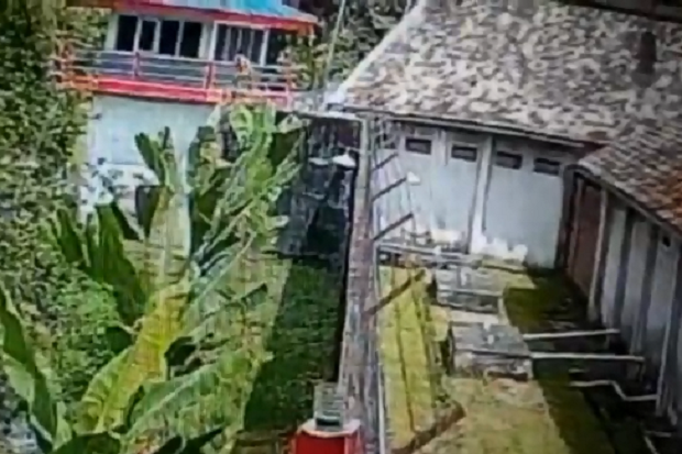 Terekam CCTV, Seorang...
