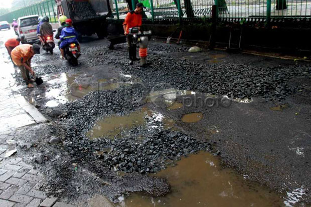 Jalan Rusak di Jakarta...