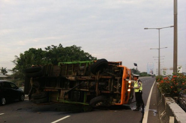 Truk Gandeng Terguling...