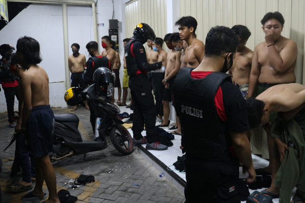 Polisi Bubarkan Balap...
