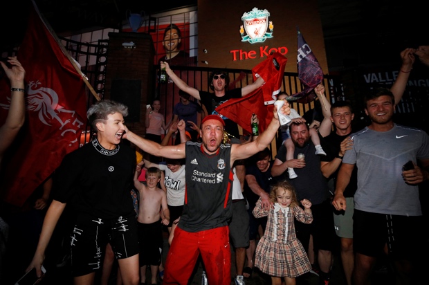 Suporter Liverpool Turun...