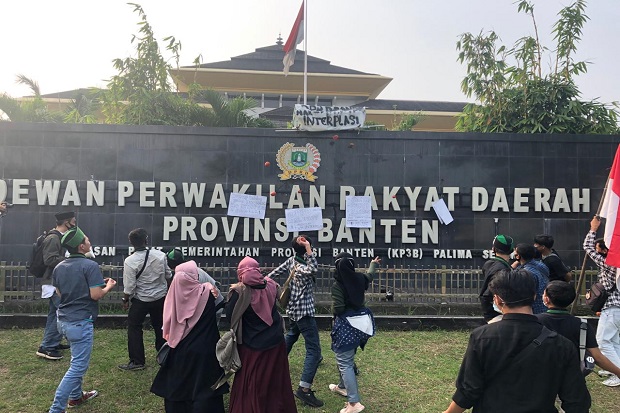 Kecewa, Mahasiswa Lempari...