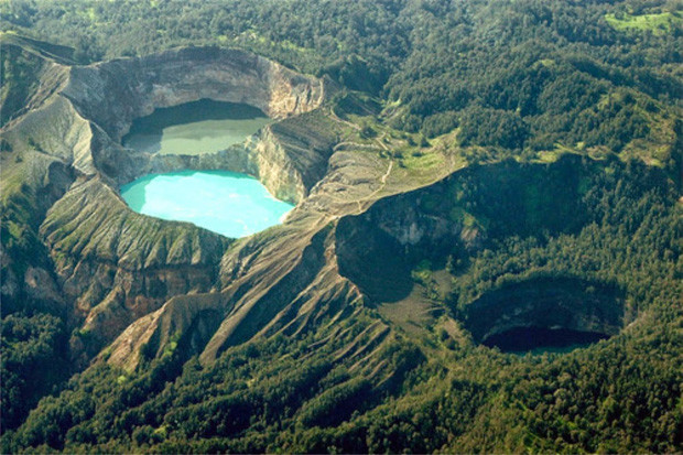 Pesona Danau Kelimutu...