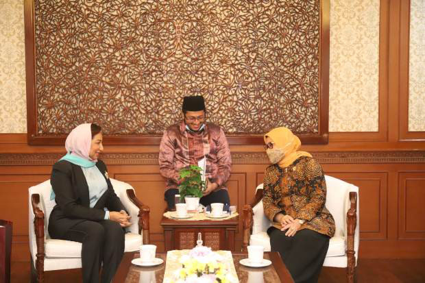 Menaker Ida Minta Piala...