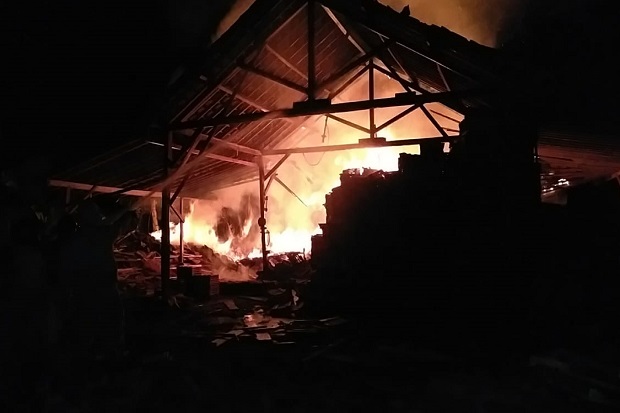 Gudang Kayu dan Mebel...