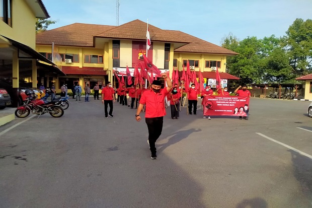 Benderanya Dibakar Massa,...