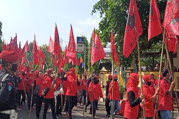 Ratusan Massa PDIP Datangi...