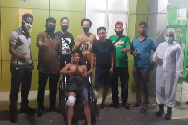 Melawan Petugas, Kaki...