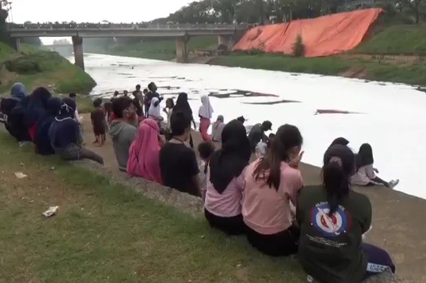 Limbah Busa Putih Banjiri...