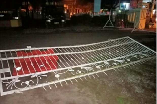 Serang Anggota Piket...
