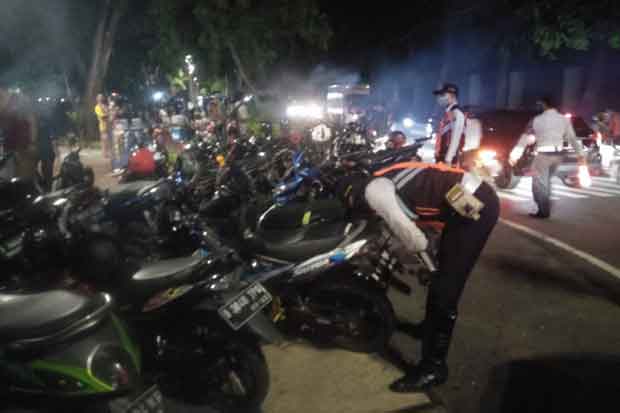 Parkir Sembarangan,...