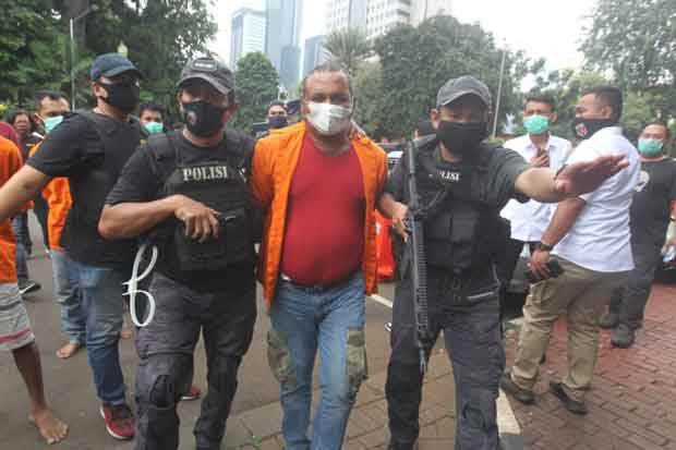 Polisi Buru 8 Anak Buah...