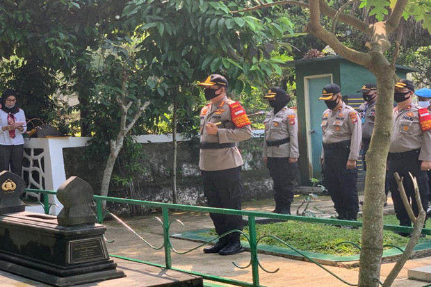 Polrestro Depok Ziarah...