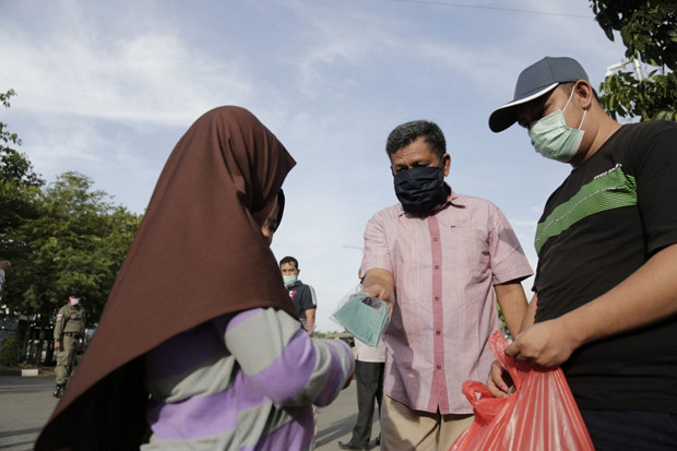Pengunjung Tak Bermasker...