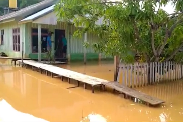Banjir Rendam Ratusan...