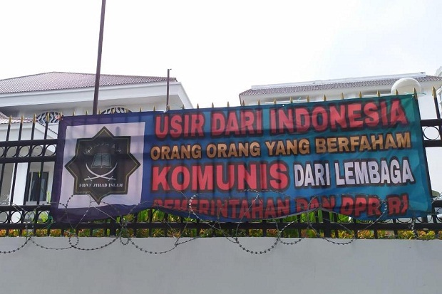 6 Spanduk Tolak PKI...