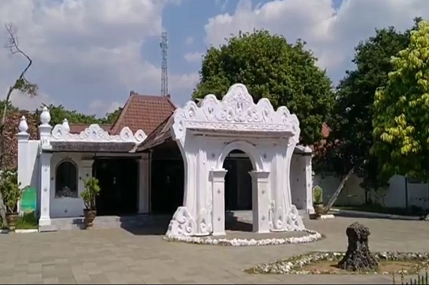 Kisruh Kesultanan Keraton...