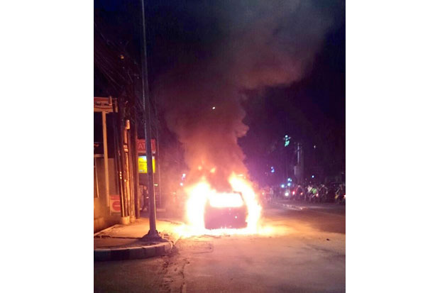 Sebuah Mobil Terbakar...