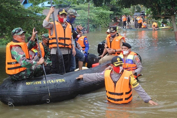 Banjir 2 Meter Landa...