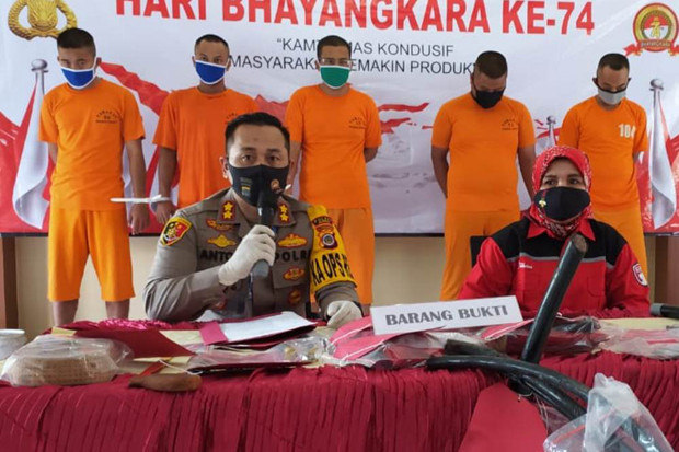 Pakai Identitas Seragam...