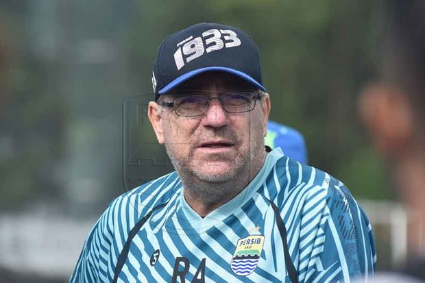 Robert Ingin Persib...