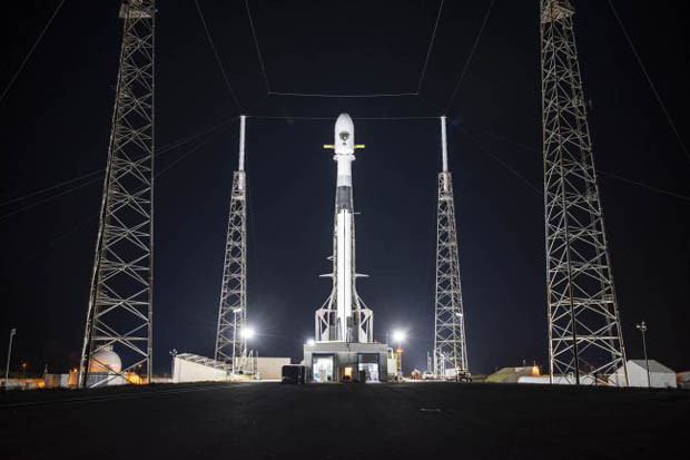 SpaceX Bersiap Luncurkan...