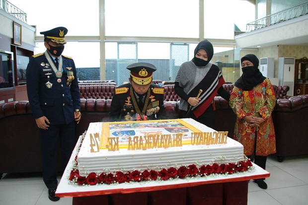 Diberi Kejutan Kue Tart...