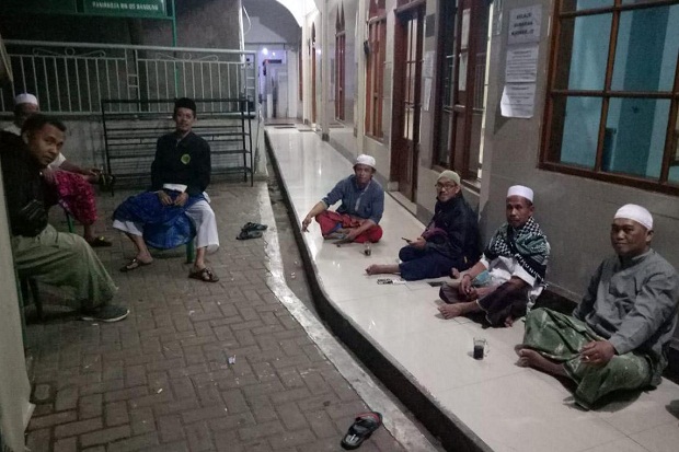 Pura-pura Hendak Salat...