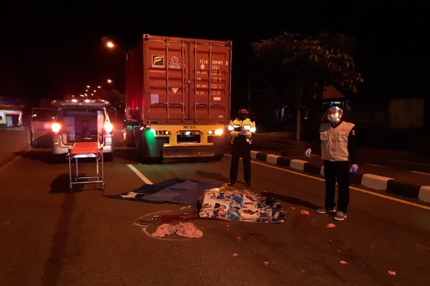 Ditabrak Truk Trailer,...
